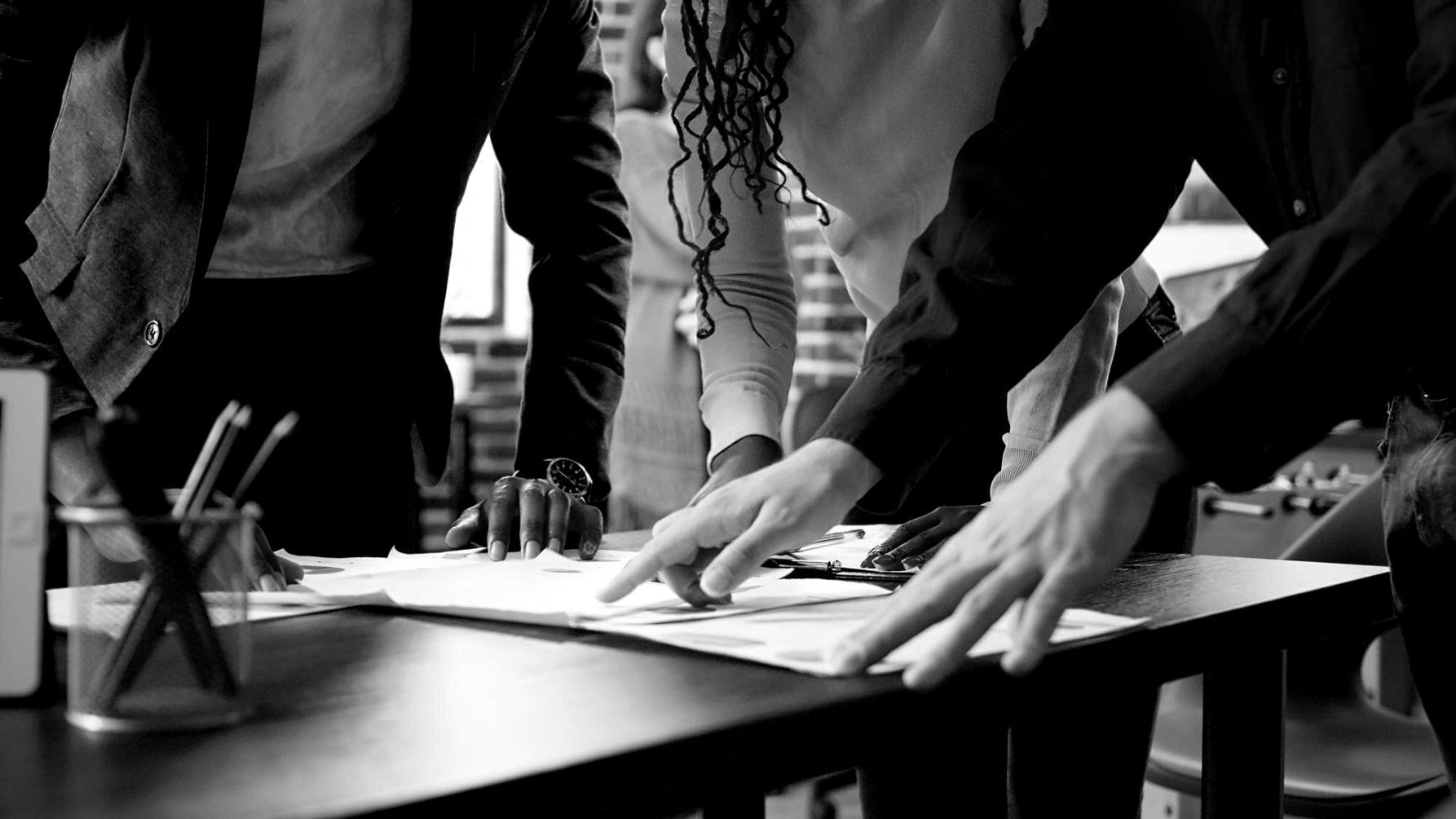Estudiantes trabajando con hojas de cálculo y documentos financieros en un ambiente de aprendizaje práctico