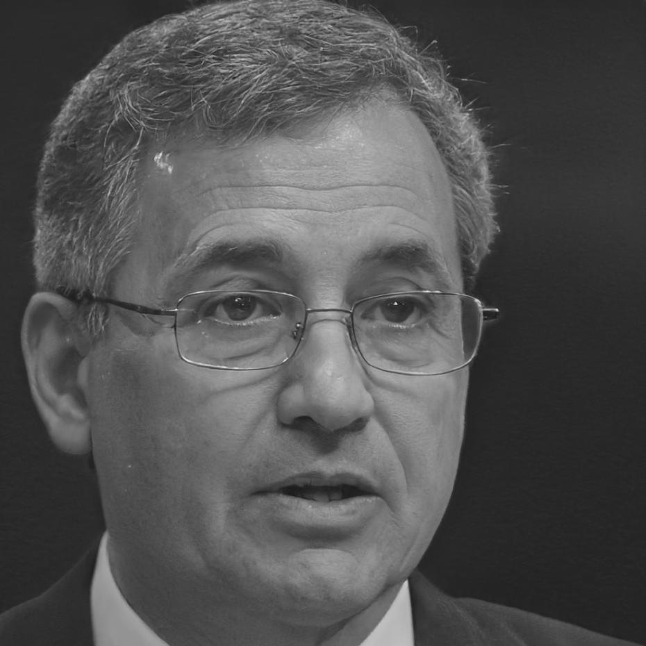 Retrato profesional de Aurelio Mendizábal, experto en finanzas corporativas