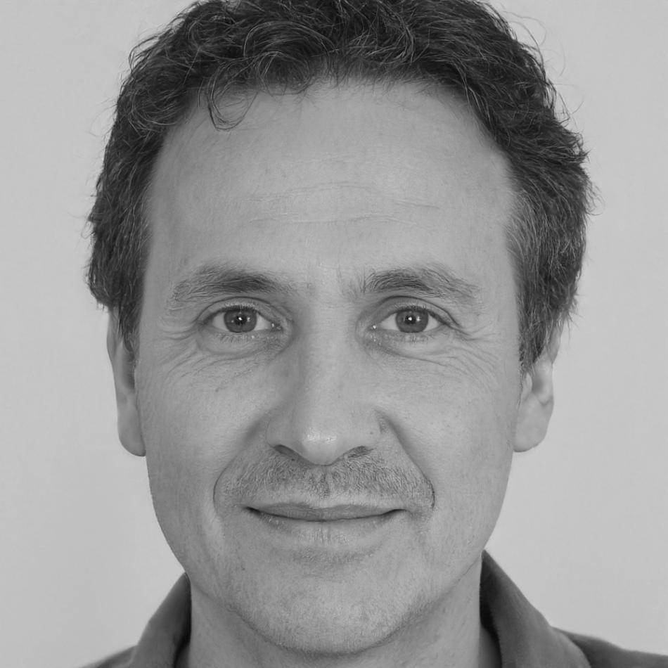 Carlos Mendoza, instructor de finanzas personales